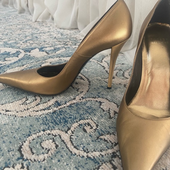 Gorgeous gold Stuart Weitzman pointy toes pumps. ABSOLUTELY stunning and elegant - Picture 2 of 8